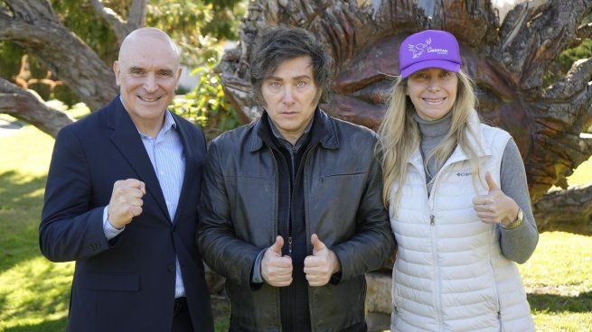 Javier Milei, primer candidato a diputado nacional por la provincia de Buenos Aaires, junto a Javier Milei y Karina Milei.&nbsp;