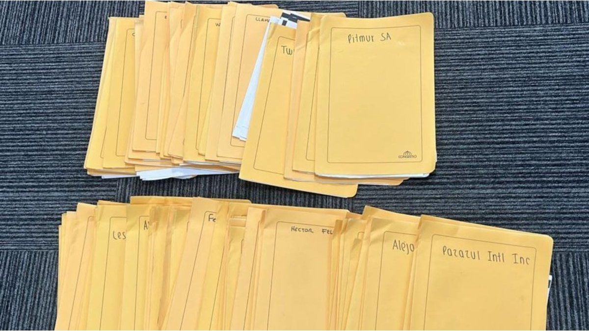 The folders with the names of Croata’s clients are handed over to justice