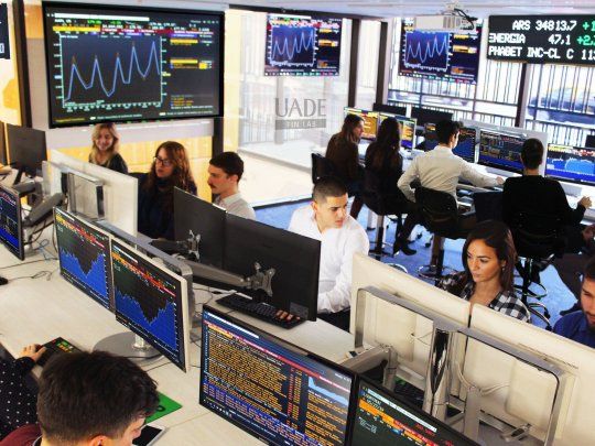 El FIN LAB UADE se distribuye en 80 m2 y cuenta con 21 unidades informáticas don doble monitor, mesas de trabajo adaptables para personas que accedan con sillas de rueda.
