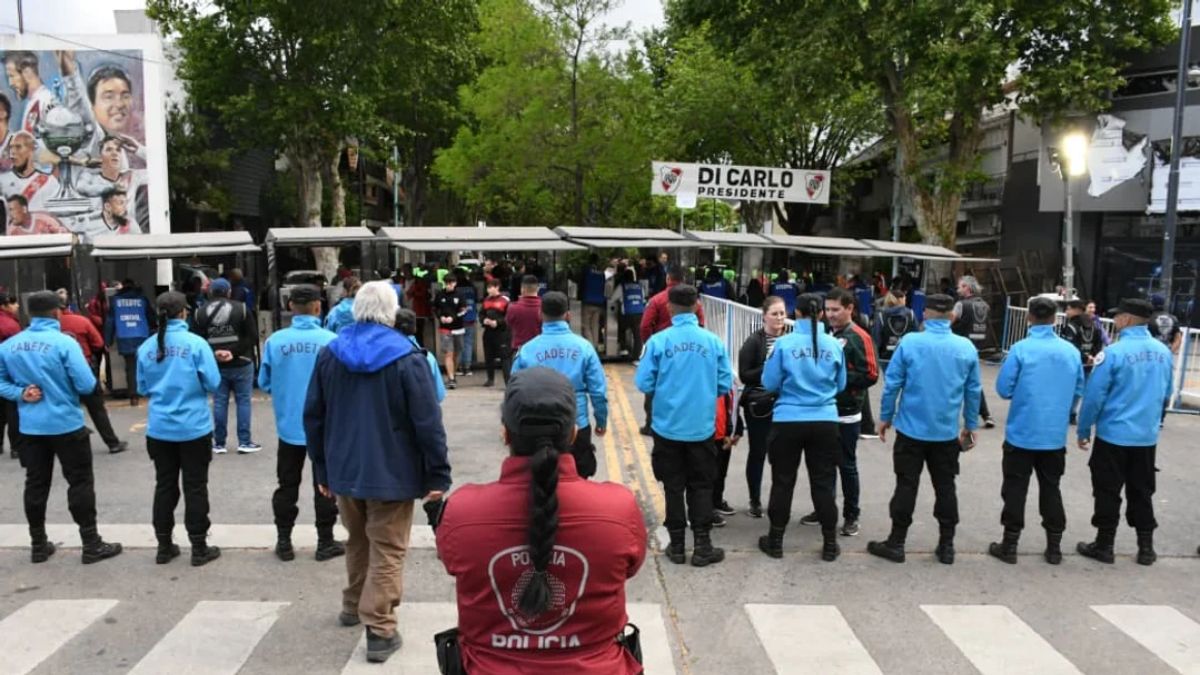 The City Police arrested 49 trapitos and captured a fugitive during the operation in the River–Sarmiento