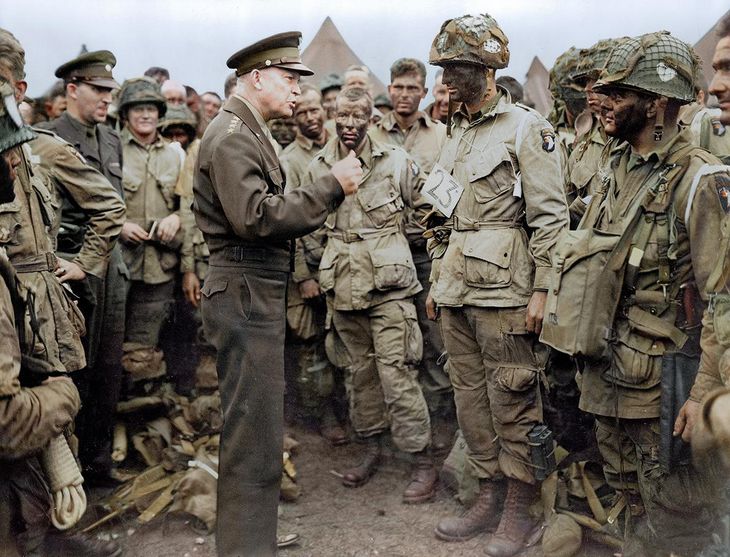 El general Dwight D. Eisenhower en el frente de batalla durante el Dia D. El respeto que se ganó durante la II Guerra fue una de las principales limitantes para que no se desatara una carrera nuclear.