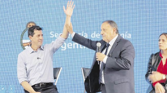 Sprint final. El ministro Wado de Pedro y el riojano Ricardo Quintela, con apoyos mutuos.