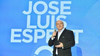 José Luis Espert ingresó al escenario al ritmo de la música de la película Rocky, como una respuesta a los intentos del Gobierno por socavar su candidatura.