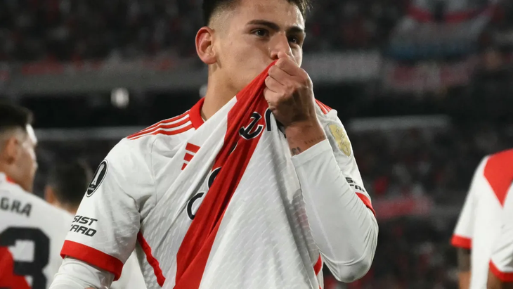 El Diablito Claudio Echeverri came out among the eleven to play against Boca, in C{ordoba, and River began to bill for his sale to Manchester City. El Diablito Claudio Echeverri came out among the eleven to play against Boca, in C{ordoba, and River began to bill for his sale to Manchester City.