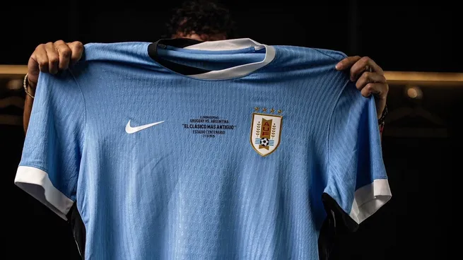 Estos son los precios de la camiseta de la selección uruguaya.