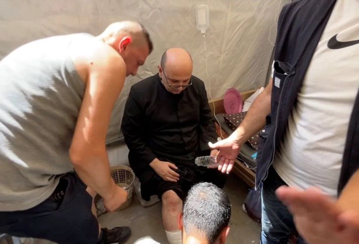 Gabriel Romanelli fue herido en el bombardeo a la única iglesia católica en Gaza, que dejó dos muertos y varios heridos.