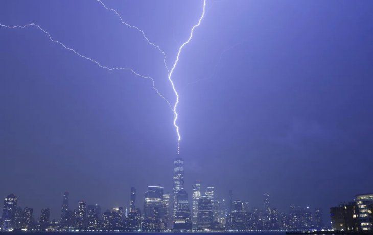 impresionante rayo impacto sobre el one world trade center