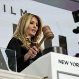 Melania propone un retrato personal con foco en su trayectoria, su experiencia en su paso por la Casa Blanca y aspectos de su vida pública y privada. Melania propone un retrato personal con foco en su trayectoria, su experiencia en su paso por la Casa Blanca y aspectos de su vida pública y privada.