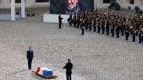 El presidente francés Emmanuel Macron rinde homenaje al fallecido Jean-Paul Belmondo.&nbsp;