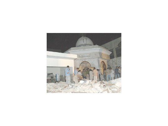 Un atentado causó ayer 15 muertes y decenas de heridos en una mezquita chiita de Karachi, una populosa ciudad paquistaní. Temen un rebrote de violencia religiosa.