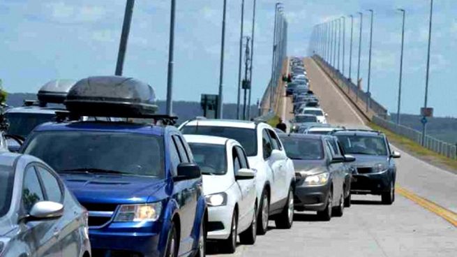 Se reportan largas filas de autos para cruzar de Uruguay hacia Argentina.