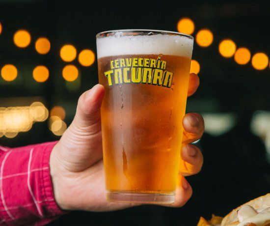 El menú cuenta con diversas opciones para acompañar, como tapas para compartir, hamburguesas caseras, panchos, pizzas y ensaladas. El menú cuenta con diversas opciones para acompañar, como tapas para compartir, hamburguesas caseras, panchos, pizzas y ensaladas.