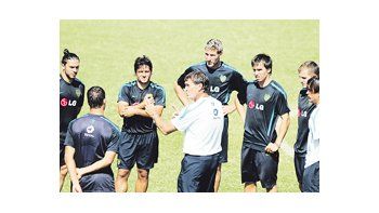 Julio César Falcioni dirige la orquesta. El técnico explica cómo jugarle a Vélez.
