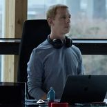Jeremy Strong como Mark Zuckerberg en El poder de la red