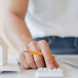 Inquilinos hacen cuentas para saber cuanto pagarán desde el 16 de enero para los contratos aun vigentes por la Ley de Alquileres derogada a fin de 2023 Inquilinos hacen cuentas para saber cuanto pagarán desde el 16 de enero para los contratos aun vigentes por la Ley de Alquileres derogada a fin de 2023