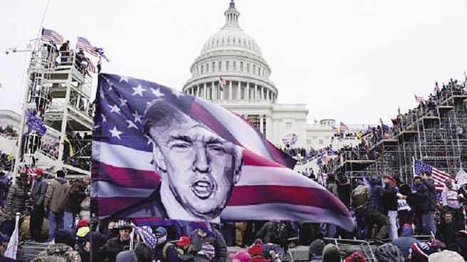 estupor. El 6 de enero de 2020 manifestantes buscaron tomar el Parlamento para evitar que Joe Biden fuera consagrado presidente.