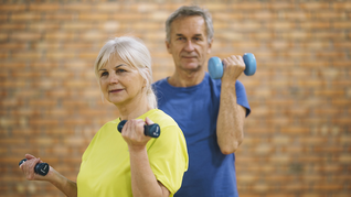Hacer ejercicio durante la tercera edad es fundamental para la salud de las personas.