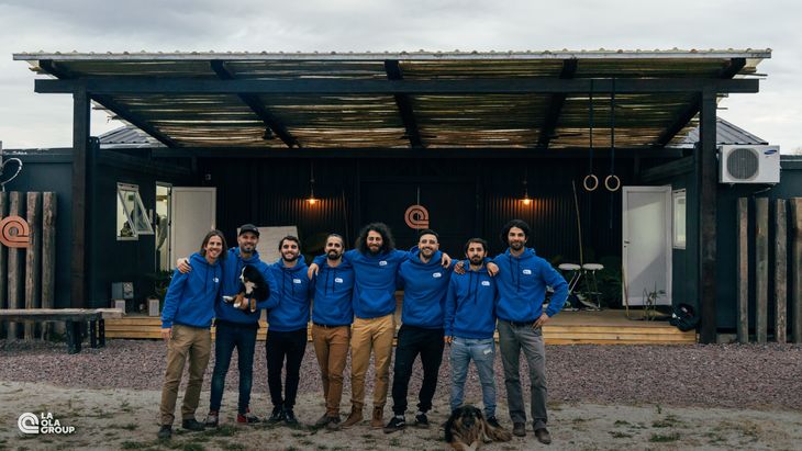 Sacha Wicher (centro) junto a una parte del equipo de La Ola Group. Sacha Wicher (centro) junto a una parte del equipo de La Ola Group.