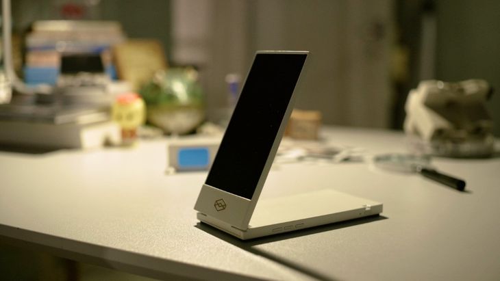 Looking Glass Go allows users to relive a moment with its 3D function, allowing millions of people to keep a special moment of their life alive. Looking Glass Go allows users to relive a moment with its 3D function, allowing millions of people to keep a special moment of their life alive.