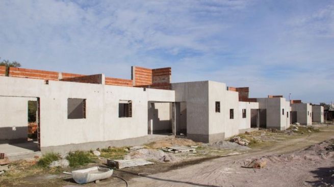 La vivienda sorprende por dos acres con lago, pileta y decoración de estilo georgiana.&nbsp;