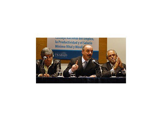 El ministro de Trabajo, Carlos Tomada, en la conferencia de prensa donde se anunció el nuevo salario mínimo.
