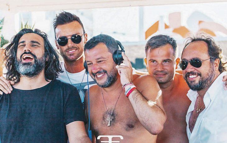 FIESTA EN LA TORMENTA. Matteo Salvini, el popular líder de la Liga, de 46 años, que no para de usar los redes sociales y que suele aparecer en traje de baño y ojotas, se hizo tiempo en medio de la crisis de gobierno que él mismo ayudó a generar y ofició de DJ en un parador de Milano Marittima, Rávena. La anécdota podría haberse quedado ahí pero sumó un elemento considerado grotesco por militares y analistas italianos. el ministro puso a sonar el himno nacional mientras los veraneantes bailaban eufóricos en la arena.&nbsp;