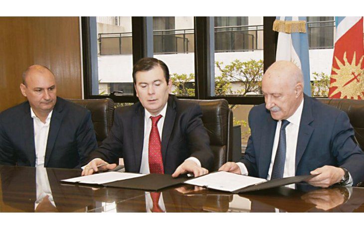 Entendimiento. El gobernador Zamora y el secretario general del CFI, en la firma de los convenios.