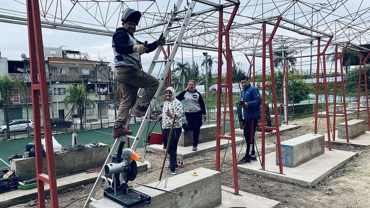 Trabajadores locales se ocuparon de los trabajos para instalar los esqueletos para crezcan las plantas y den sombra. 