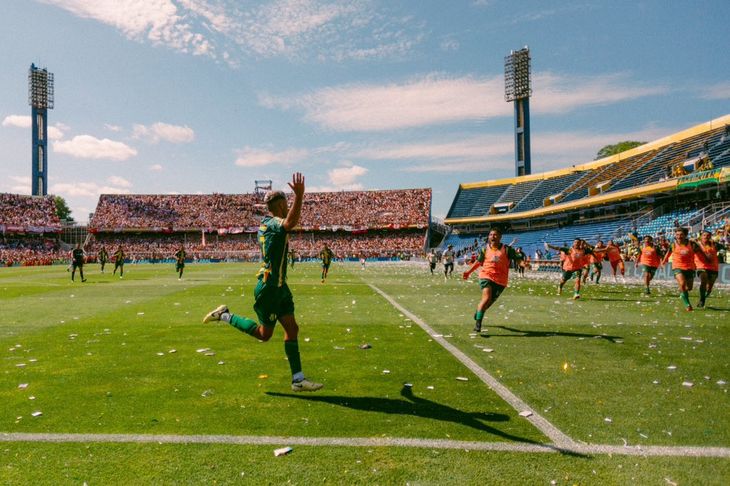 El&iacute;as Torres convirti&oacute; el 2-0 para Aldosivi y sell&oacute; la victoria.