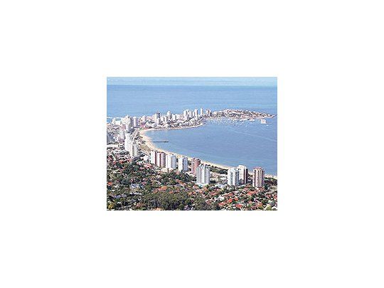 Losedificiosde alto lujose multiplicanenPunta delEste coninversoresque llegande todaspartes delmundo.