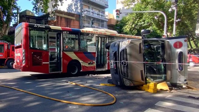 Un colectivo y una camioneta chocaron fuertemente en Almagro.&nbsp;