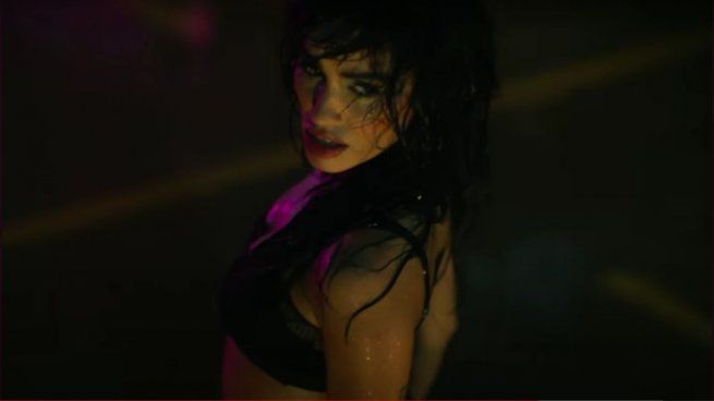 Lali Espósito en el videoclip de la nueva versión de Mil Horas. 