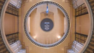 El escudo de la Aduana en el ingreso al edificio con su icónica figura