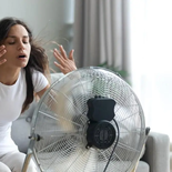 La solución casera permite ablandar y remover la suciedad acumulada en lugares de difícil acceso, como la rejilla y la base de las aspas. La solución casera permite ablandar y remover la suciedad acumulada en lugares de difícil acceso, como la rejilla y la base de las aspas.