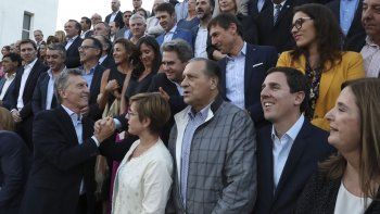Mauricio Macri junto a los miembros del interbloque de senadores de Cambiemos (Imagen de archivo).