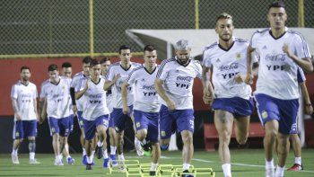 scaloni piensa en poner todo en juego y ante qatar jugarian messi, agüero y martinez