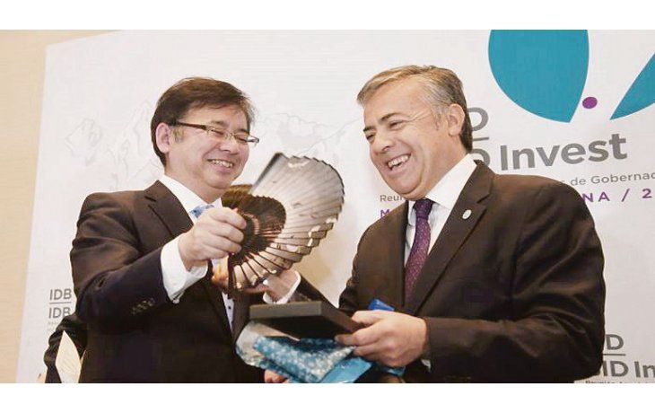 Confianza. Alfredo Cornejo celebra, junto al ministro de Finanzas de Japón, Kenichiro Ueno, la donación de ese país para la educación local.