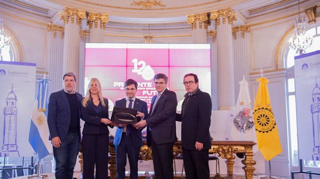 El presidente del ACA aseguró que la institución se caracteriza por defender “el progreso constante, el desarrollo, el avanzar aun frente a la adversidad con obras concretas, con obras que el país realmente necesitaba”.&nbsp;