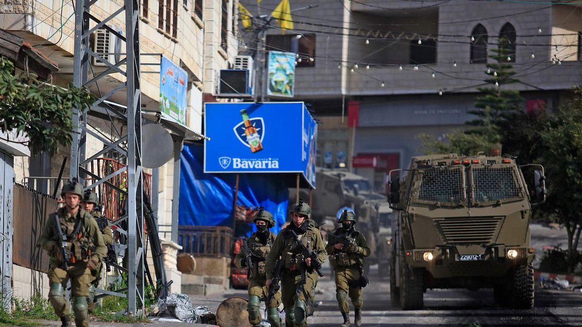 Israeli soldiers kill a Palestinian in the West Bank