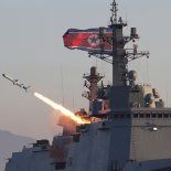 “En nuestras evaluaciones periódicas, hemos podido confirmar que se está produciendo un rápido aumento en las operaciones de la unidad de reprocesamiento, las operaciones del reactor de agua ligera y la activación de otras instalaciones además de Yongbyon”, confirmó Rafael Grossi. “En nuestras evaluaciones periódicas, hemos podido confirmar que se está produciendo un rápido aumento en las operaciones de la unidad de reprocesamiento, las operaciones del reactor de agua ligera y la activación de otras instalaciones además de Yongbyon”, confirmó Rafael Grossi.