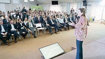 Arenga. La gobernadora le pidió a sus funcionarios que no se den por vencidos y que encaren los dos meses que restan hasta octubre con vocación.