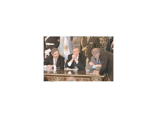 ¿El Presupuesto hace nuevos amigos? El intendente de Avellaneda, Baldomero Alvarez,un duhaldista puro -es el secretario del PJ de Buenos Aires- firma ayer ante el peronistaimpuro Néstor Kirchner un acuerdo para construir viviendas en el conurbano.