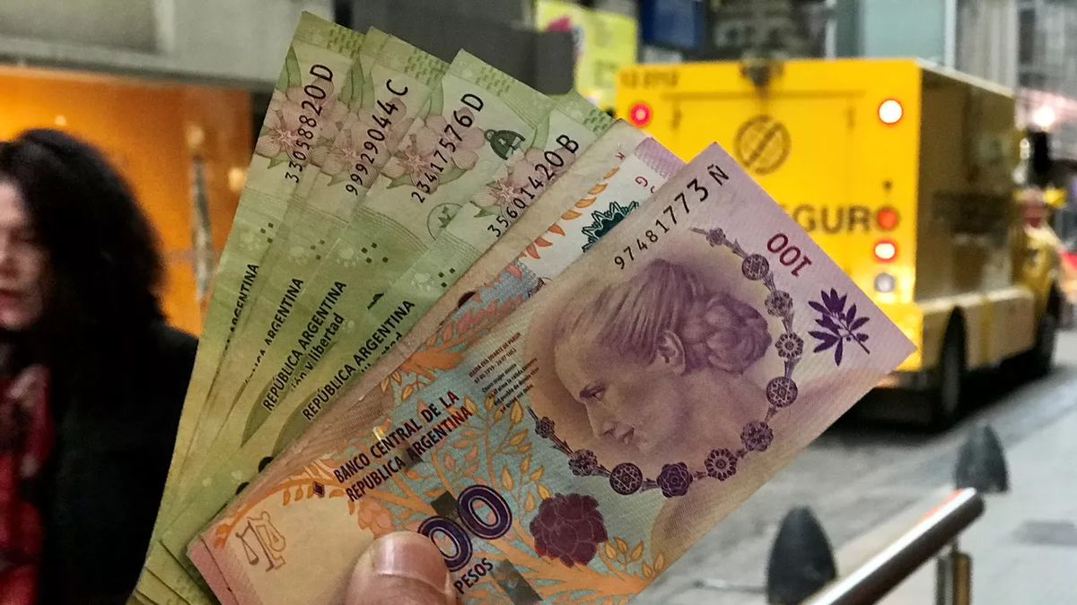 The Argentine peso is also devalued in Uruguay, how much do exchange houses pay?