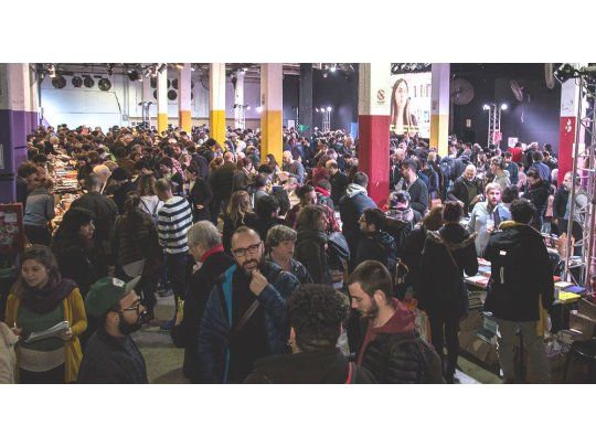 Feria de editores independientes. A diferencia de la Feria del Libro “mainstream”, este encuentro tiene año tras año una convocatoria juvenil mucho más importante.