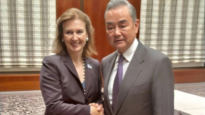 Diana Mondino con Wang Yi en Münich.