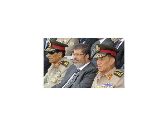 el presidente egipcio, Mohamed Mursi, remodeló la cúpula de las poderosas Fuerzas Armadas y arrebató a los militares lus poderes legislativos.