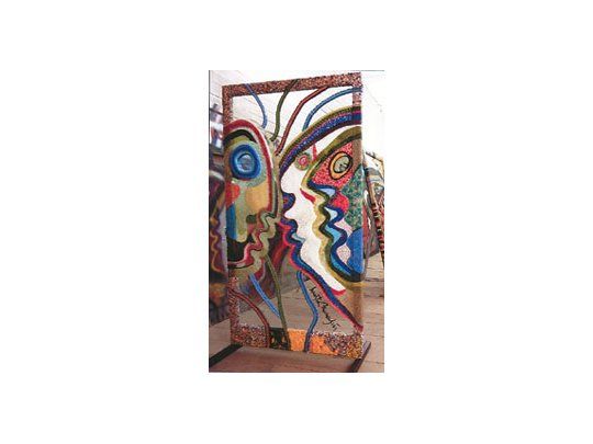 La artista que adhirió recientemente al arte musivo, hoy exhibe, entre otras obras, perfiles de influencia picassiana y un dibujo que, llevado al mosaico, revela gran minuciosidad de ejecución.