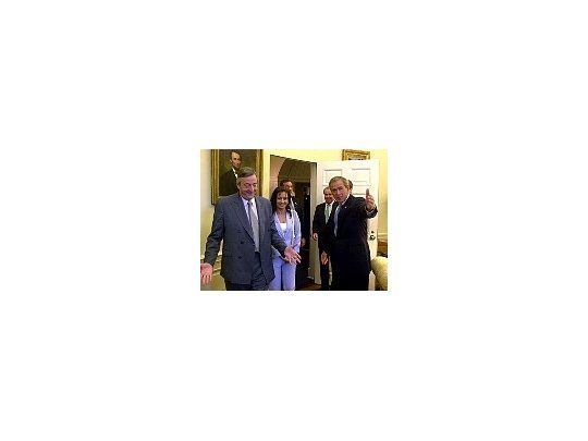 Néstor Kirchner, su esposa y el canciller Rafael Bielsa, ayer en la Casa Blanca, junto con el presidente de los Estados Unidos, George W. Bush.