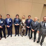 El presidente Javier Milei y la secretaria general de la Presidencia, Karina Milei, junto a los gobernadores Gustavo Sáenz (Salta), Marcelo Orrego (San Juan), Carlos Sadir (Jujuy), Alfredo Cornejo (Mendoza) y Juan Pablo Valdés (Corrientes). El presidente Javier Milei y la secretaria general de la Presidencia, Karina Milei, junto a los gobernadores Gustavo Sáenz (Salta), Marcelo Orrego (San Juan), Carlos Sadir (Jujuy), Alfredo Cornejo (Mendoza) y Juan Pablo Valdés (Corrientes).