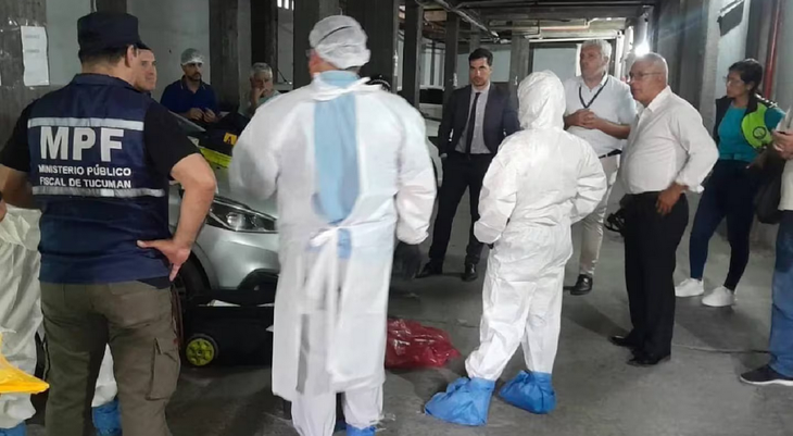 Las autoridades policiales y forenses junto al cuerpo encontrado. Foto: La Gaceta/Ministerio Público Fiscal de Tucumán Las autoridades policiales y forenses junto al cuerpo encontrado. Foto: La Gaceta/Ministerio Público Fiscal de Tucumán
